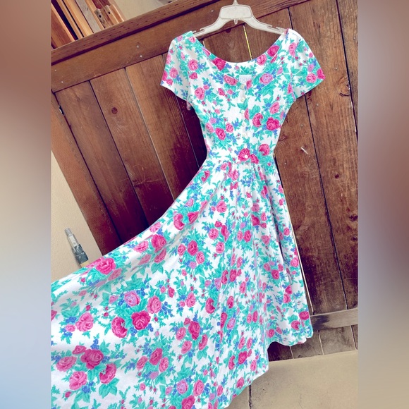 EXPO Dresses & Skirts - EXPO Vintage Floral Midi Dress 1980‘s Size (6) Small EUC 🎀💕💜💚